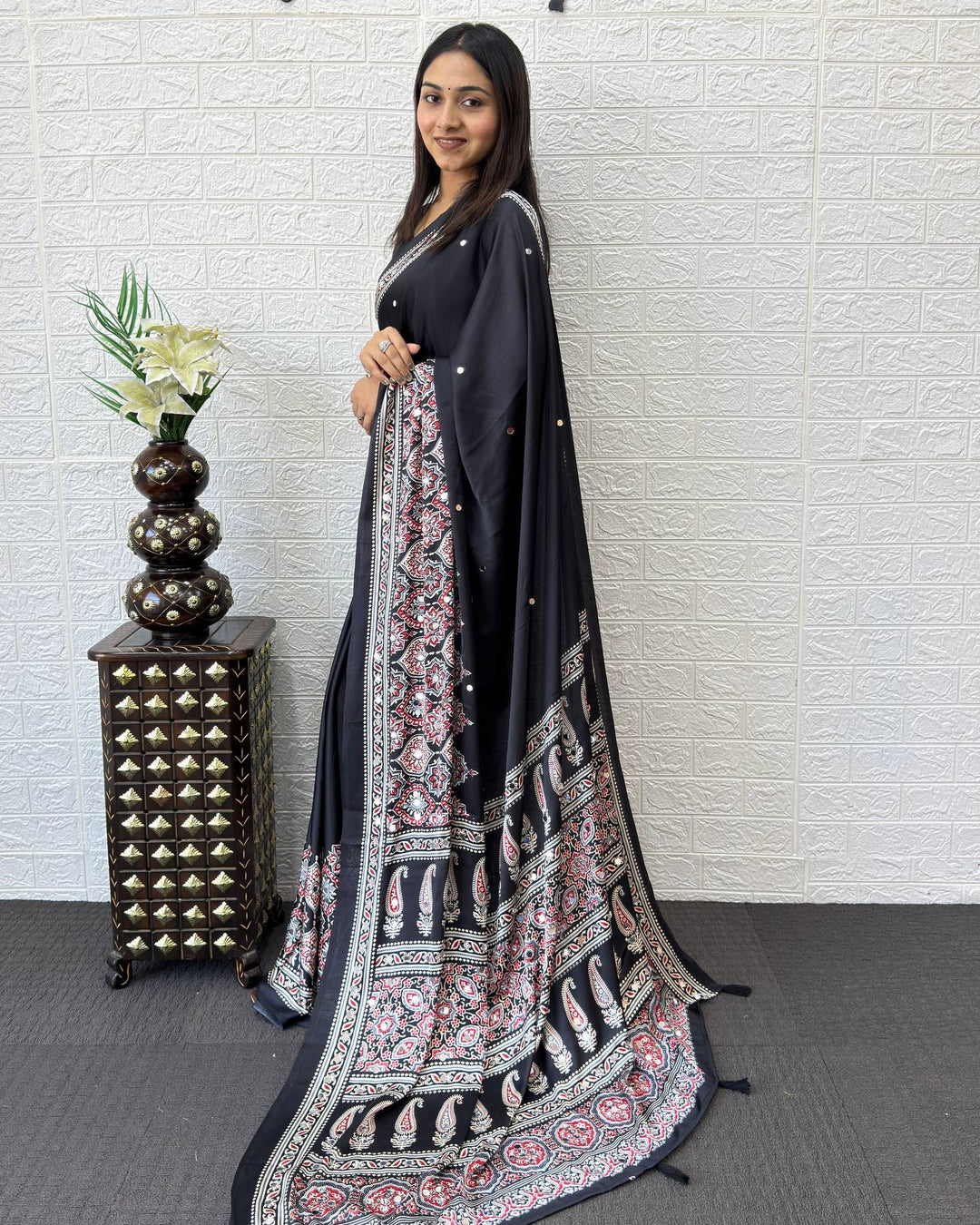Classic Black Modal Silk Saree with Paisley Designer Pallu, Intricate Floral Border &amp; Traditional Ethnic Print